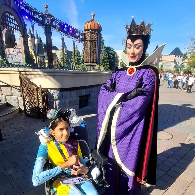 A young guest meeting the Evil Queen at Disneyland Paris.